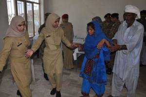 Pakistan army ladies Officer helping Baloch earthquake victim